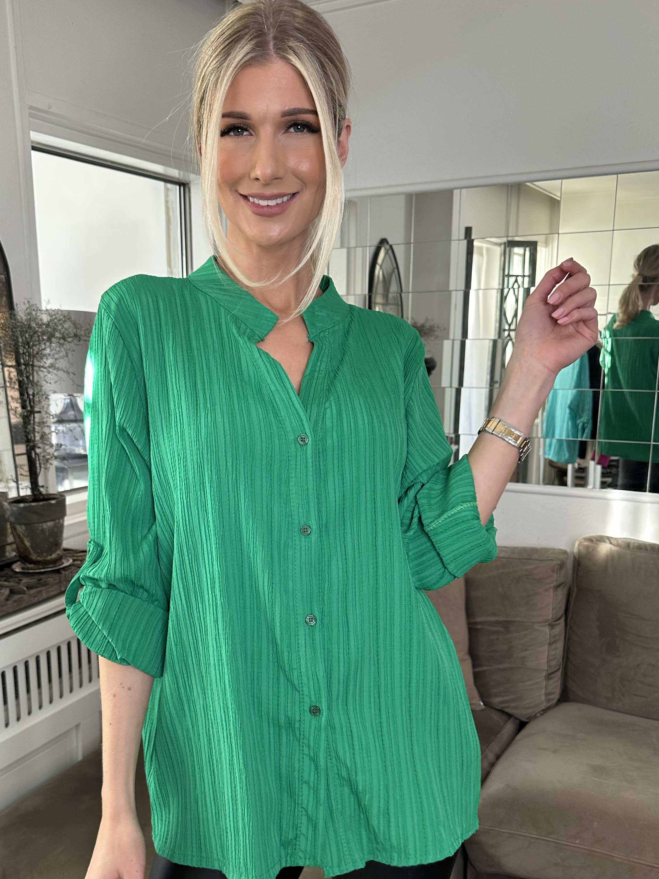 Karah - Ensfarvet skjorte i crepet look